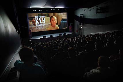 Программа показов конкурсных полнометражных фильмов началась с картины якутского режиссёра Любови Борисовой «Надо мною солнце не садится», которая получила множество положительных отзывов. Программа показов конкурсных полнометражных фильмов началась с картины якутского режиссёра Любови Борисовой «Надо мною солнце не садится», которая получила множество положительных отзывов.