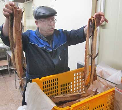Готовая продукция – щучьи пласты – из коптильного цеха Чукотоптторга направляются сразу на прилавки магазинов окружной столицы. Готовая продукция – щучьи пласты – из коптильного цеха Чукотоптторга направляются сразу на прилавки магазинов окружной столицы.