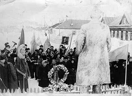 22 апреля 1961 года (торжество по случаю дня рождения Ленина) в Анадыре, в районе реки Казачки. Этот старый памятник Ленину впоследствии был перенесен в одно из сёл округа. ФОТО: ИЗ АРХИВА ИВАНА ОМРУВЬЕ 22 апреля 1961 года (торжество по случаю дня рождения Ленина) в Анадыре, в районе реки Казачки. Этот старый памятник Ленину впоследствии был перенесен в одно из сёл округа. ФОТО: ИЗ АРХИВА ИВАНА ОМРУВЬЕ