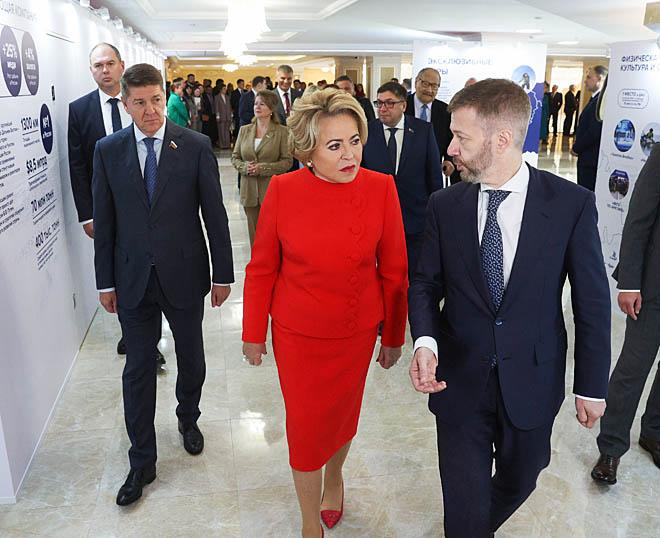 Валентина Матвиенко и Владислав Кузнецов осмотрели выставку, развёрнутую в Совете Федерации, которая была посвящена истории, современности и перспективам развития Чукотки. ФОТО: ПРЕСС-СЛУЖБА СОВЕТА ФЕДЕРАЦИИ Валентина Матвиенко и Владислав Кузнецов осмотрели выставку, развёрнутую в Совете Федерации, которая была посвящена истории, современности и перспективам развития Чукотки. ФОТО: ПРЕСС-СЛУЖБА СОВЕТА ФЕДЕРАЦИИ