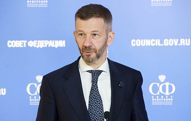 После завершения Дней Чукотки губернатор поблагодарил сенаторов за внимание к региону и оказанную поддержку. ФОТО: ПРЕСС-СЛУЖБА СОВЕТА ФЕДЕРАЦИИ После завершения Дней Чукотки губернатор поблагодарил сенаторов за внимание к региону и оказанную поддержку. ФОТО: ПРЕСС-СЛУЖБА СОВЕТА ФЕДЕРАЦИИ