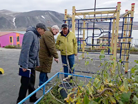 С рейдом по детским площадкам