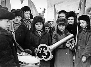 Любу и Сашу радостно встречали пионеры Анадыря, Шахтерского, Угольных Копей. У Дворца пионеров состоялась по этому случаю торжественная линейка. ФОТО: ИЗ АРХИВА «КС» Любу и Сашу радостно встречали пионеры Анадыря, Шахтерского, Угольных Копей. У Дворца пионеров состоялась по этому случаю торжественная линейка. ФОТО: ИЗ АРХИВА «КС»