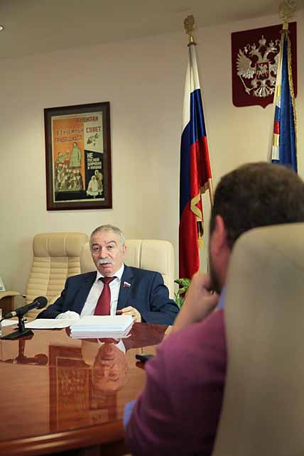 Арамаис Даллакян рассказал о встречах с руководителями органов власти Чукотки, сотрудниками силовых структур, общественниками и рядовыми гражданами, отметив высокую активность северян. ФОТО: ВАДИМ МАТВЕИЧЕВ Арамаис Даллакян рассказал о встречах с руководителями органов власти Чукотки, сотрудниками силовых структур, общественниками и рядовыми гражданами, отметив высокую активность северян. ФОТО: ВАДИМ МАТВЕИЧЕВ