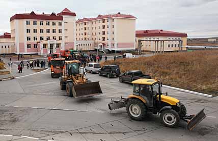 С ПАРАДА УШЛИ НА УБОРКУ