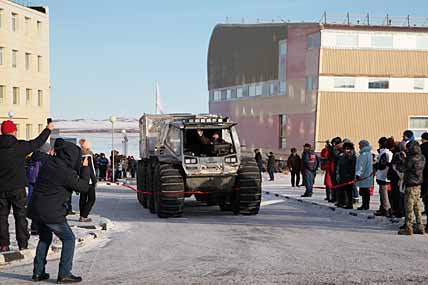 Завершая в Анадыре российский этап экспедиции, экипажи вездеходов пересекли символичную красную ленточку финиша на центральной площади города у Дома народного творчества. Фото: ВАДИМ МАТВЕИЧЕВ Завершая в Анадыре российский этап экспедиции, экипажи вездеходов пересекли символичную красную ленточку финиша на центральной площади города у Дома народного творчества. Фото: ВАДИМ МАТВЕИЧЕВ