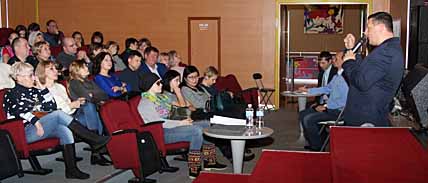 Несмотря на пургу, более 250 человек пришли в субботу в анадырский Дом народного творчества, чтобы встретиться с градоначальником, разговор с которым продлился почти три часа. ФОТО: МИХАИЛ ГЕРМАШОВ Несмотря на пургу, более 250 человек пришли в субботу в анадырский Дом народного творчества, чтобы встретиться с градоначальником, разговор с которым продлился почти три часа. ФОТО: МИХАИЛ ГЕРМАШОВ