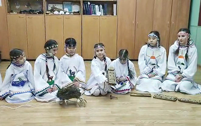 Ребята из клуба «Эйнэкэй» самостоятельно провели обрядовую часть праздника, продемонстрировав гостям знание традиций своего народа и бережное к ним отношение. ФОТО: ЭТНОЭКОЛОГИЧЕСКИЙ КЛУБ «ЭЙНЭКЭЙ» Ребята из клуба «Эйнэкэй» самостоятельно провели обрядовую часть праздника, продемонстрировав гостям знание традиций своего народа и бережное к ним отношение. ФОТО: ЭТНОЭКОЛОГИЧЕСКИЙ КЛУБ «ЭЙНЭКЭЙ»
