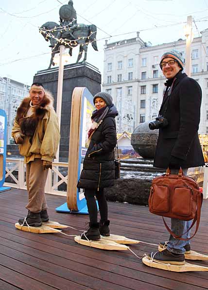 В связке с руководителем ансамбля «Кочевник» Евгением Кайпанау на «конкурсных» снегоступах прошлись бывший житель Анадыря Мирослав Косарь и его жена Людмила. В связке с руководителем ансамбля «Кочевник» Евгением Кайпанау на «конкурсных» снегоступах прошлись бывший житель Анадыря Мирослав Косарь и его жена Людмила.