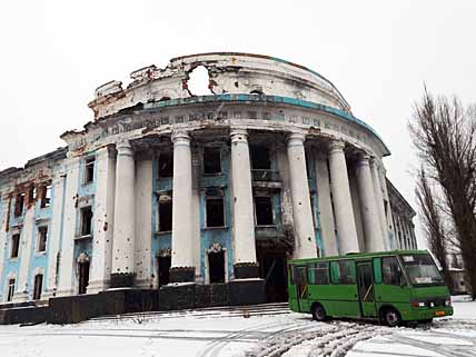 На линию соприкосновения многие бойцы корпуса ДНР выезжают на обычной маршрутке и таким же образом возвращаются назад. На линию соприкосновения многие бойцы корпуса ДНР выезжают на обычной маршрутке и таким же образом возвращаются назад.