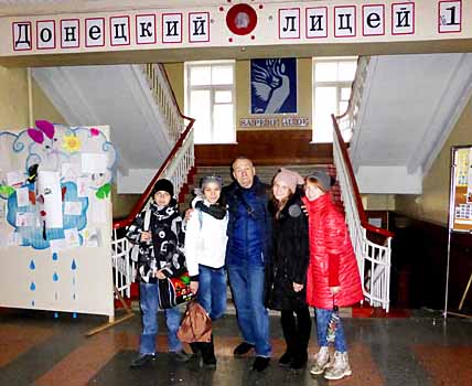 Будни учащихся донецкого лицея, где получает образование внучка Валентина Мостяева (вторая справа), ничем не отличались бы от повседневной жизни их сверстников, если бы не постоянная угроза артобстрела. Будни учащихся донецкого лицея, где получает образование внучка Валентина Мостяева (вторая справа), ничем не отличались бы от повседневной жизни их сверстников, если бы не постоянная угроза артобстрела.