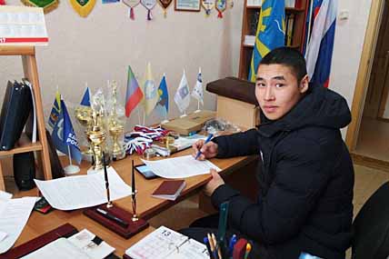 Заявку заполняет 21-летний Алексей Тынечейвын из села Нешкан. ФОТО: НАТАЛЬЯ ГРИГОРЬЕВА