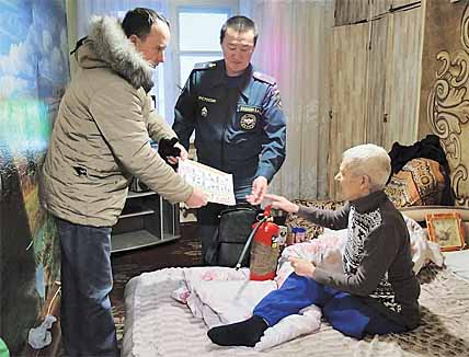 Маломобильный житель села Лаврентия Надежда Эреткеллеринтына рада не только подарку, но и проявленной заботе. ФОТО: НАТАЛЬЯ ГРИГОРЬЕВА Маломобильный житель села Лаврентия Надежда Эреткеллеринтына рада не только подарку, но и проявленной заботе. ФОТО: НАТАЛЬЯ ГРИГОРЬЕВА
