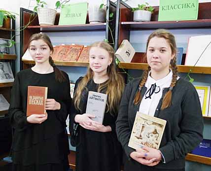 Татьяна Галошева, Полина Кучкильдина, Анастасия Иванова вошли в число лучших чтецов района. ФОТО: НАТАЛЬЯ ГРИГОРЬЕВА