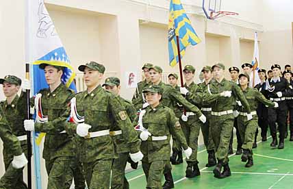 Отправляясь строевым шагом на соревнования «Плащ в рукава», чтобы продемонстрировать умение облачаться на скорость в общевойсковой защитный костюм, участники анадырского «Патриотика» ещё не знали, что станут чемпионами «Зарницы-2018». Отправляясь строевым шагом на соревнования «Плащ в рукава», чтобы продемонстрировать умение облачаться на скорость в общевойсковой защитный костюм, участники анадырского «Патриотика» ещё не знали, что станут чемпионами «Зарницы-2018».