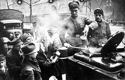 Красноармейцы кормят мирных жителей освобождённого Берлина. Май 1945 года.