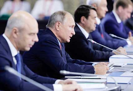Владимир Путин: «Сделано действительно немало. Хотел бы поблагодарить коллег, которые в последние годы проводили работу. И подчеркну: опираясь на фундамент достигнутого, нам необходимо двигаться дальше, сделать ещё больше». ФОТО: FORUMVOSTOK.TASSPHOTO.COM Владимир Путин: «Сделано действительно немало. Хотел бы поблагодарить коллег, которые в последние годы проводили работу. И подчеркну: опираясь на фундамент достигнутого, нам необходимо двигаться дальше, сделать ещё больше». ФОТО: FORUMVOSTOK.TASSPHOTO.COM