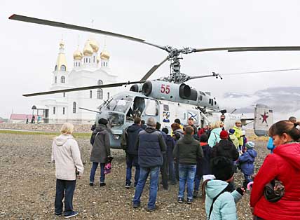 Вертолёт Ка-27, поднявшись с палубы большого противолодочного корабля «Вице-адмирал Кулаков», приземлился в Эгвекиноте, недалеко от храма Воздвижения Креста Господня.