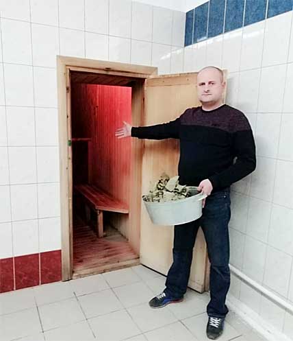 Сергей Кабанцев: «Нашу баню еженедельно стабильно посещают около 40 человек. В зимние месяцы попариться приходит гораздо больше людей – порядка 60 посетителей. В будущем году я планирую закупить более весомое оборудование – деревянную купель – закрытую бочку для проведения фитопроцедур, а также несколько гидромассажных ванн». Фото: из архива Сергея Кабанцева. Сергей Кабанцев: «Нашу баню еженедельно стабильно посещают около 40 человек. В зимние месяцы попариться приходит гораздо больше людей – порядка 60 посетителей. В будущем году я планирую закупить более весомое оборудование – деревянную купель – закрытую бочку для проведения фитопроцедур, а также несколько гидромассажных ванн». Фото: из архива Сергея Кабанцева.