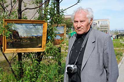 Выставка Михаила Меринова в сквере Анадыря в день празднования 120-летия со дня основания окружной столицы. Август, 2009 год. ФОТО: АЛЕКСАНДР КУЦКИЙ Выставка Михаила Меринова в сквере Анадыря в день празднования 120-летия со дня основания окружной столицы. Август, 2009 год. ФОТО: АЛЕКСАНДР КУЦКИЙ