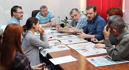 В кабинете главного редактора «КС» идёт обсуждение очередного номера газеты.