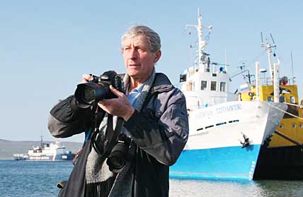 Фотокорреспондент Михаил Гермашов более полувека создаёт неповторимый фотоархив «КС», фиксируя основные события в жизни округа. В фокус его объектива попадали в том числе такие знаковые исторические фигуры, как руководитель СССР Никита Хрущёв и вождь кубинской революции Фидель Кастро. А в 1969 году он, будучи в редакционной командировке, освещал советско-китайский пограничный конфликт на острове Даманском. ФОТО: ИЗ АРХИВА МИХАИЛА ГЕРМАШОВА
