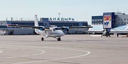 Вполне вероятно, что родная воздушная гавань самолётов DHC-6 авиакомпании «ЧукотАВИА», которые названы в честь пилотов, долгие годы работавших в небе округа, вскоре тоже обретёт имя одного из наших легендарных земляков. ФОТО: ВАДИМ МАТВЕИЧЕВ Вполне вероятно, что родная воздушная гавань самолётов DHC-6 авиакомпании «ЧукотАВИА», которые названы в честь пилотов, долгие годы работавших в небе округа, вскоре тоже обретёт имя одного из наших легендарных земляков. ФОТО: ВАДИМ МАТВЕИЧЕВ