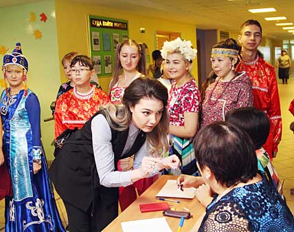 В фойе третьего корпуса анадырской школы участников этнодиктанта встретили волонтёры в национальных костюмах народов России, поприветствовав их на чукотском, эскимосском, коми, калмыцком, украинском, русском и татарском языках. В фойе третьего корпуса анадырской школы участников этнодиктанта встретили волонтёры в национальных костюмах народов России, поприветствовав их на чукотском, эскимосском, коми, калмыцком, украинском, русском и татарском языках.