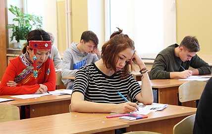 В окружной столице в пятницу за парты сели 141 участник Большого этнографического диктанта. В окружной столице в пятницу за парты сели 141 участник Большого этнографического диктанта.