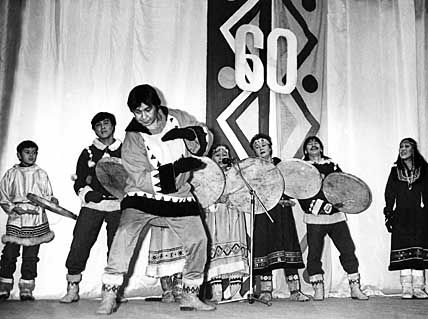Ансамбль «Атасикун» на концерте в честь юбилея округа. 1990 г.  ФОТО: ИЗ АРХИВА ДОМА НАРОДНОГО ТВОРЧЕСТВА ГОРОДСКОГО ОКРУГА АНАДЫРЬ