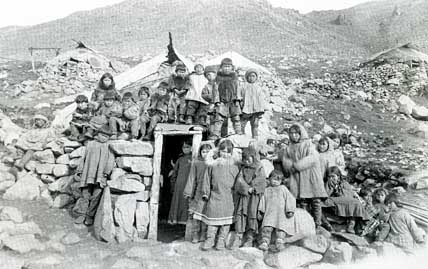 Дети Наукана. Около 1922–1923 годов. ФОТО: С. СКАРБОРО. АРХИВ УНИВЕРСИТЕТА АЛЯСКИ В ФЭРБАНКСЕ.