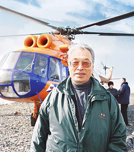 2002 год. Юрий Рытхэу на вертолётной площадке окружной столицы после прибытия из аэропорта Анадырь. ФОТО: МИХАИЛ ГЕРМАШОВ