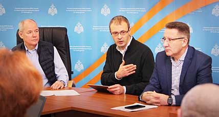 Открывая в понедельник совещание сельхозпроизводителей, губернатор Чукотского АО Роман Копин, его первый заместитель Михаил Соболев и председатель Думы округа Александр Маслов обратили внимание директоров и специалистов предприятий АПК на необходимость тесного взаимодействия в работе с главами муниципальных образований округа, тщательного анализа и правильного планирования работы. ФОТО: МИХАИЛ ГЕРМАШОВ Открывая в понедельник совещание сельхозпроизводителей, губернатор Чукотского АО Роман Копин, его первый заместитель Михаил Соболев и председатель Думы округа Александр Маслов обратили внимание директоров и специалистов предприятий АПК на необходимость тесного взаимодействия в работе с главами муниципальных образований округа, тщательного анализа и правильного планирования работы. ФОТО: МИХАИЛ ГЕРМАШОВ