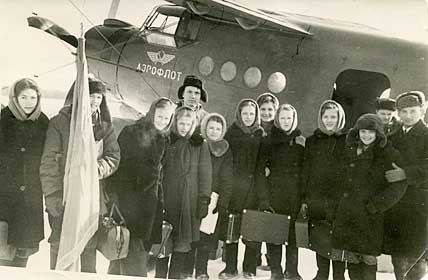1959 год. Концертная бригада марковской школы прилетела на Ан-2 в село Ваеги. Лариса (седьмая слева) крепко держит чемодан с концертными костюмами. ФОТО: ИЗ АРХИВА ЛАРИСЫ БАБАЕВОЙ 1959 год. Концертная бригада марковской школы прилетела на Ан-2 в село Ваеги. Лариса (седьмая слева) крепко держит чемодан с концертными костюмами. ФОТО: ИЗ АРХИВА ЛАРИСЫ БАБАЕВОЙ
