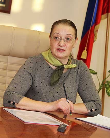 Валентина Рудченко: «Наиболее болезненным для нас остаётся вопрос предоставления жилсертификатов на выезд граждан из районов Крайнего Севера в ЦРС... Округу на эти цели с каждым годом выделяется всё меньше средств, и если раньше мы могли ежегодно вывозить с Чукотки до 30 человек, то теперь – 10-11 человек, тогда как в очереди на выезд стоят почти 3 тысячи граждан». ФОТО: МИХАИЛ ГЕРМАШОВ Валентина Рудченко: «Наиболее болезненным для нас остаётся вопрос предоставления жилсертификатов на выезд граждан из районов Крайнего Севера в ЦРС... Округу на эти цели с каждым годом выделяется всё меньше средств, и если раньше мы могли ежегодно вывозить с Чукотки до 30 человек, то теперь – 10-11 человек, тогда как в очереди на выезд стоят почти 3 тысячи граждан». ФОТО: МИХАИЛ ГЕРМАШОВ