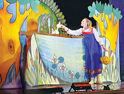 ГОД ТЕАТРА ВЫШЕЛ ИЗ-ЗА ШИРМЫ