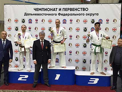 КАРАТИСТЫ ЗАТЯНУЛИ ПОЯСА