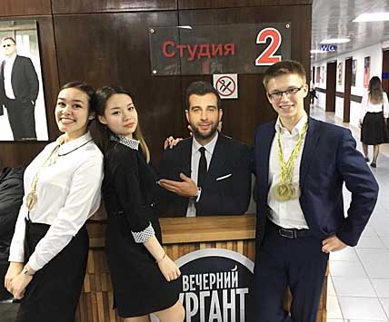 УМНИЦЫ И УМНИКИ ПРОБИЛИСЬ В ПОЛУФИНАЛ
