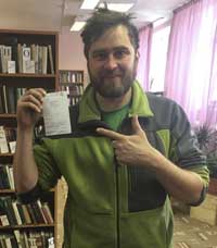 Денис Гаврилов с временным читательским билетом Певекской библиотеки: только здесь он смог найти редкие книги Олега Куваева «Правила бегства» и «Дом для бродяг». ФОТО: РАИСА ТИМОШЕНКО