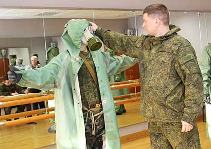 По команде «Плащ в рукава, чулки, перчатки надеть. Газы!» зарничники должны были успеть за три минуты надеть ОЗК. По команде «Плащ в рукава, чулки, перчатки надеть. Газы!» зарничники должны были успеть за три минуты надеть ОЗК.