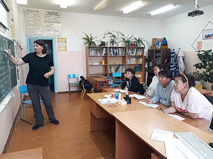 Август 2019 года, село Лорино. Психолог Красного Креста Чукотки Ольга Литвякова проводит занятия с участниками семинара «Здоровая семья». ФОТО: ИЗ АРХИВА КРАСНОГО КРЕСТА ЧУКОТКИ Август 2019 года, село Лорино. Психолог Красного Креста Чукотки Ольга Литвякова проводит занятия с участниками семинара «Здоровая семья». ФОТО: ИЗ АРХИВА КРАСНОГО КРЕСТА ЧУКОТКИ