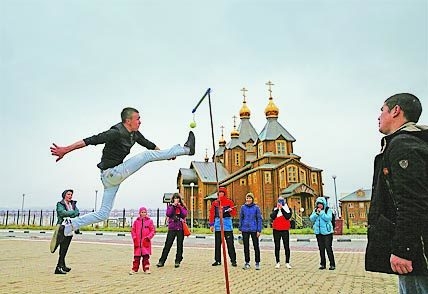 Василий Вашурин занял первое место в соревнованиях по высокому удару одной ногой среди мужчин. Отметим, что в победной попытке Василий достал мяч, который находился на высоте двух метров. Василий Вашурин занял первое место в соревнованиях по высокому удару одной ногой среди мужчин. Отметим, что в победной попытке Василий достал мяч, который находился на высоте двух метров.