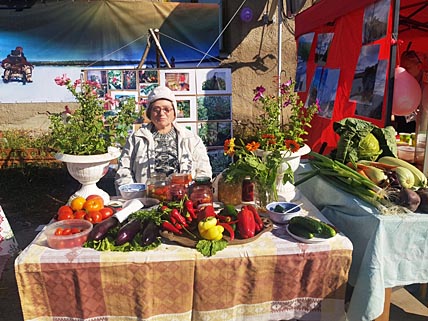 Выращенные на благодатной марковской земле сельскохозяйственные культуры на праздничной выставке «Дары природы» представила овощевод со стажем Екатерина Созыкина. ФОТО: ИЗ АРХИВА АДМИНИСТРАЦИИ СЕЛА МАРКОВО Выращенные на благодатной марковской земле сельскохозяйственные культуры на праздничной выставке «Дары природы» представила овощевод со стажем Екатерина Созыкина. ФОТО: ИЗ АРХИВА АДМИНИСТРАЦИИ СЕЛА МАРКОВО