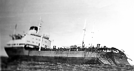 Около 10 часов утра 14 октября 1979 года на танкере прогремел взрыв, судно было переломлено надвое, слева по борту из воды вертикально торчал нос, оставшаяся часть имела значительный дифферент на корму. ФОТО: ИЗ АРХИВА АЛЕКСАНДРА КУКИШЕВА Около 10 часов утра 14 октября 1979 года на танкере прогремел взрыв, судно было переломлено надвое, слева по борту из воды вертикально торчал нос, оставшаяся часть имела значительный дифферент на корму. ФОТО: ИЗ АРХИВА АЛЕКСАНДРА КУКИШЕВА