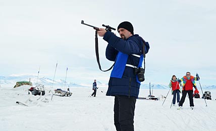 В мае текущего года были организованы пилотные соревнования по оленеводческому биатлону. Первыми участниками тестовых состязаний стали преподаватели певекского Центра образования и члены их семей. Они успели и на лыжах походить, и из винтовки пострелять, и на снегоходах прокатиться. ФОТО: ИЗ АРХИВА ИГОРЯ РАНАВА В мае текущего года были организованы пилотные соревнования по оленеводческому биатлону. Первыми участниками тестовых состязаний стали преподаватели певекского Центра образования и члены их семей. Они успели и на лыжах походить, и из винтовки пострелять, и на снегоходах прокатиться. ФОТО: ИЗ АРХИВА ИГОРЯ РАНАВА