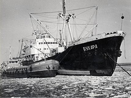 1972 год. На рейде анадырского морпорта теплоход «Бухара», доставивший все грузы для строительства Дворца. 1972 год. На рейде анадырского морпорта теплоход «Бухара», доставивший все грузы для строительства Дворца.