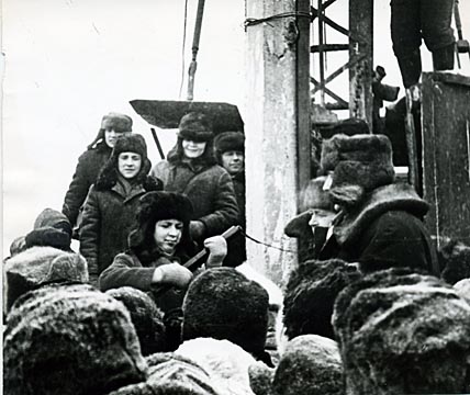 23 февраля 1972 года. Пионеры и комсомольцы закладывают капсулу с посланием молодому поколению 2000 года. 23 февраля 1972 года. Пионеры и комсомольцы закладывают капсулу с посланием молодому поколению 2000 года.