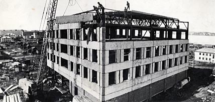 В начале 1970-х в Анадыре ещё не было завода железобетонных конструкций, поэтому все блоки и плиты для Дворца были доставлены в навигацию с «материка». В начале 1970-х в Анадыре ещё не было завода железобетонных конструкций, поэтому все блоки и плиты для Дворца были доставлены в навигацию с «материка».