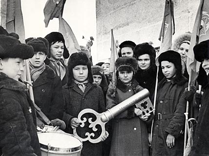 Апрель 1974 года. Саша Тевлявье и Люба Кымытваль-Задорина привезли из Москвы символический ключ от Дворца пионеров. Ключ с надписью «Операция «Чукотка», выполненный из дерева и выкрашенный позолоченной краской, сегодня хранится в Музейном Центре «Наследие Чукотки». Апрель 1974 года. Саша Тевлявье и Люба Кымытваль-Задорина привезли из Москвы символический ключ от Дворца пионеров. Ключ с надписью «Операция «Чукотка», выполненный из дерева и выкрашенный позолоченной краской, сегодня хранится в Музейном Центре «Наследие Чукотки».