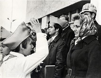 24 августа 1974 года. На торжественной линейке открытия Марина Чепкасова отдаёт рапорт председателю Центрального Совета Всесоюзной пионерской организации им. В. И. Ленина Алевтине Федуловой. 24 августа 1974 года. На торжественной линейке открытия Марина Чепкасова отдаёт рапорт председателю Центрального Совета Всесоюзной пионерской организации им. В. И. Ленина Алевтине Федуловой.